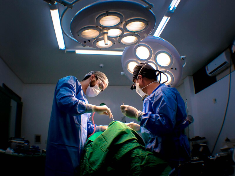 Во Франции будут судить хирурга, подозреваемого в домогательствах и изнасиловании почти 300 детей