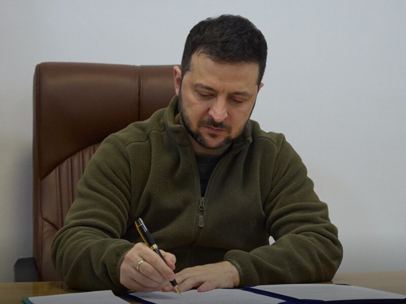 Зеленський затвердив нові санкції РНБО. До списку потрапили росіяни, іранець, "юрособи" із Криму