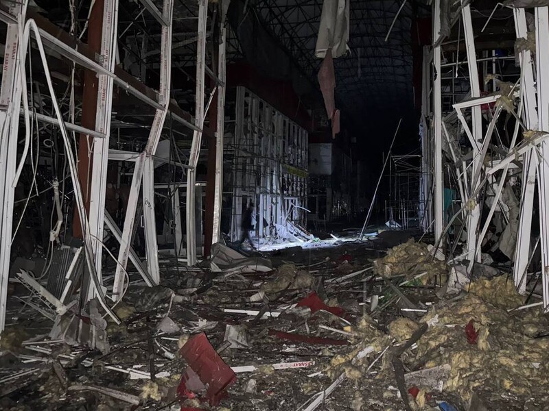 Росіяни двічі за ніч атакували Харків, влучили по найбільшому ринку міста, є поранені