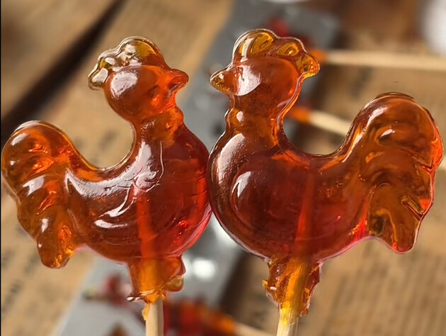 Смешайте сахар, воду, уксус и варите карамель до золотистого цвета. Рецепт сахарных петушков