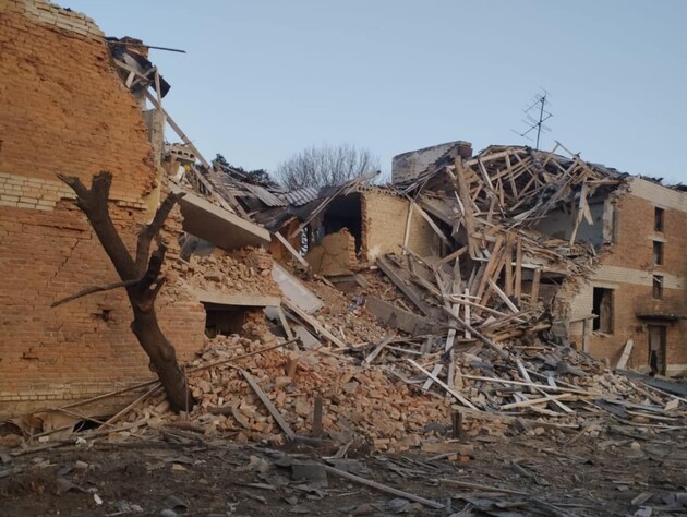 Россияне ударили по многоквартирному дому в Сумской области, есть погибшие, завалы еще разбирают