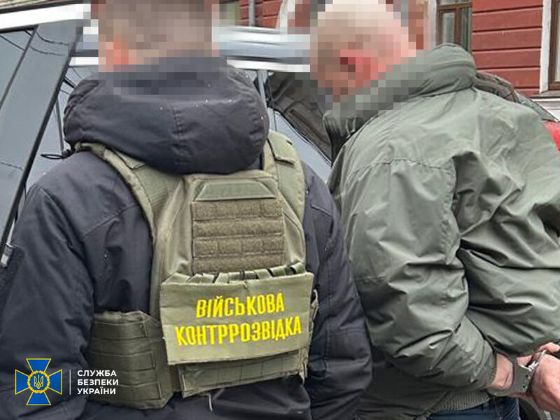 В Виннице чиновника и двух врачей подозревают в "списании" военных со службы за взятки