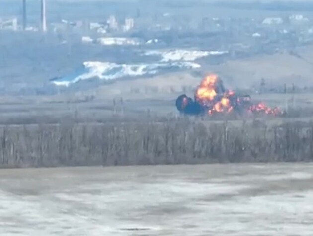 ВСУ показали, как сбили российский Су-25. Вероятно, также поврежден вертолет