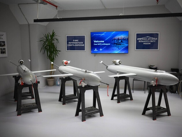 Зеленский показал главе военного комитета НАТО украинское дальнобойное оружие. Фото