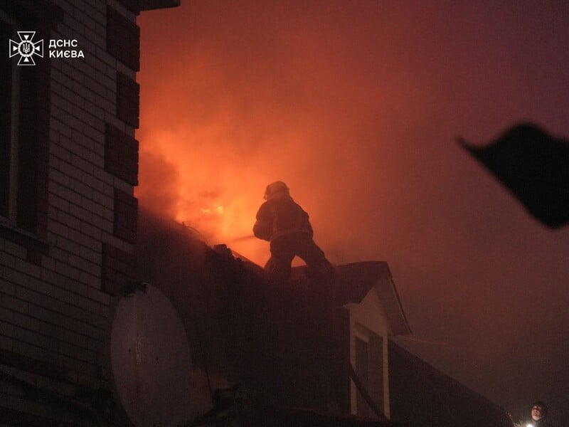 Протягом вечора ДСНС ліквідувала дві пожежі у Києві