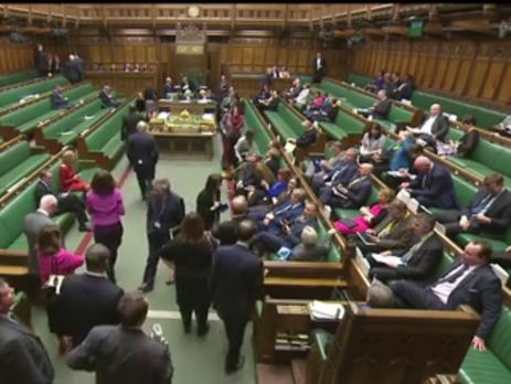 Группа британских депутатов начала насвистывать и петь гимн ЕС во время голосования по Brexit. Видео