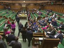 Группа британских депутатов начала насвистывать и петь гимн ЕС во время голосования по Brexit. Видео