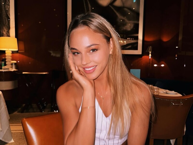 Білодід засвітила зону декольте на фото з Лондона