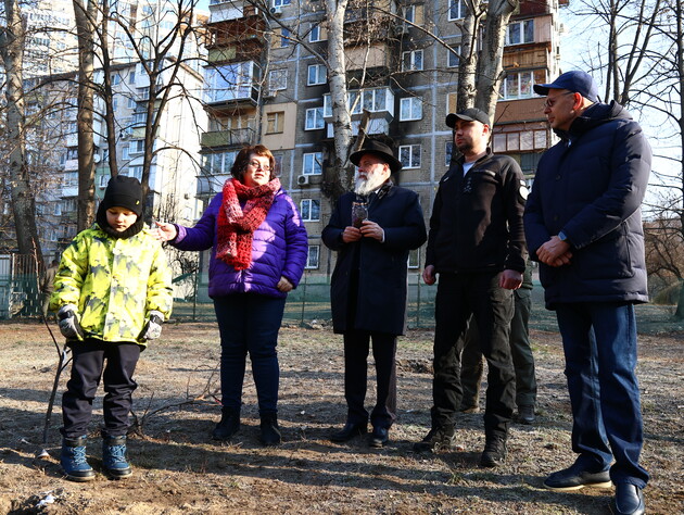 В еврейской школе Киева, попавшей под удар российского дрона, посадили деревья. Первое высадил Буданов 