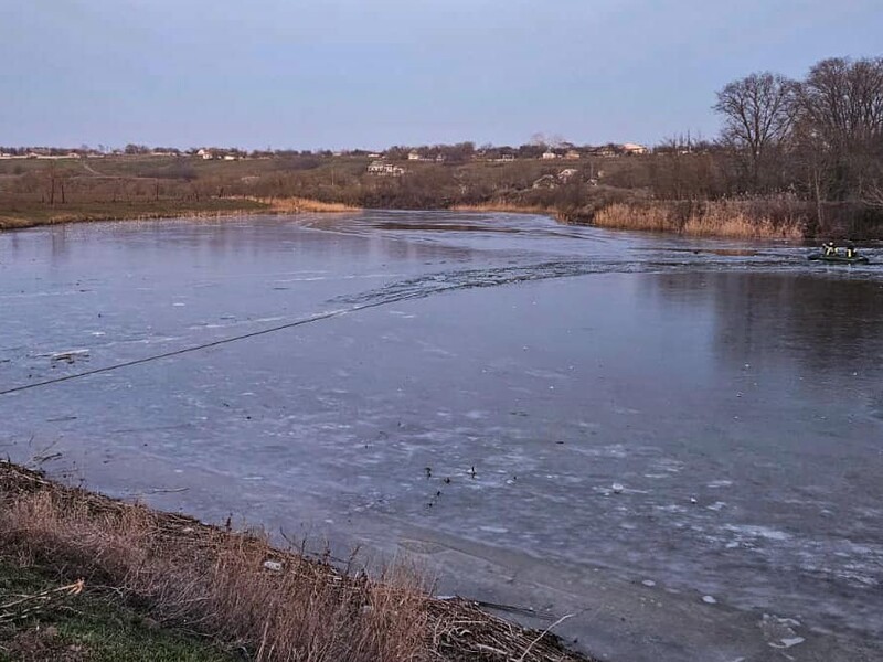 В Херсонской области провалились под лед четверо детей, им на помощь бросилась девушка, но тоже ушла под воду