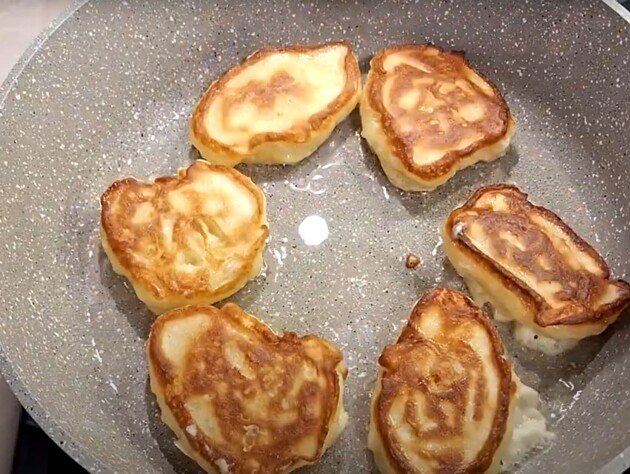 Приготовьте тесто по этому рецепту – и оладьи получатся пышными, нежными и вкусными