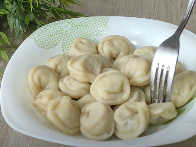 Додайте це до борошна – і пельмені будуть соковитими й смачними. Універсальний рецепт тіста на окропі