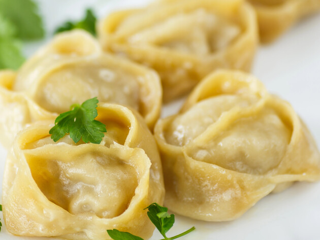 Приготовьте это тесто из четырех ингредиентов – и манты с картофелем и луком понравятся всем