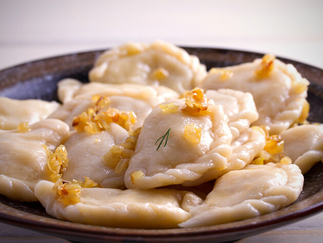 Замісіть тісто на кефірі, щоб вареники на парі вийшли смачними. Рецепт