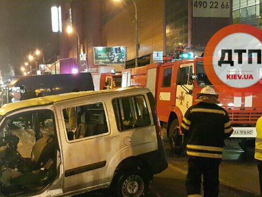 В результате ДТП в Киеве один человек погиб, девять получили ранения
