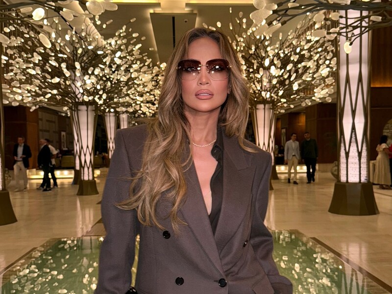 Лопес показала образ у діловому стилі. Фото