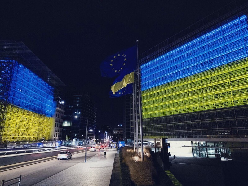 "Там йому й місце". Над штаб-квартирою Єврокомісії підняли прапор України