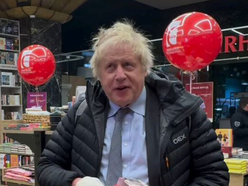Борису Джонсону в київській книгарні подарували шкарпетки. Відео