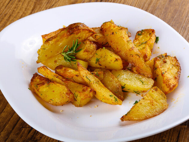 Додайте ці спеції – і запечена картопля вийде смачною й ароматною. Рецепт і лайфхаки