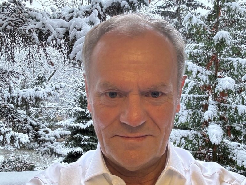 Туск после "выходных мечты" на горнолыжном курорте оказался на костылях. Видео