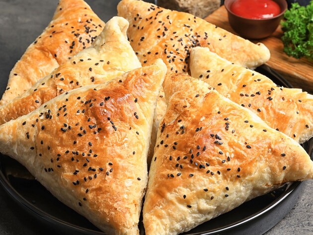 Добавьте это в фарш – и блюдо получится сочным и хрустящим. Рецепт ленивой самсы