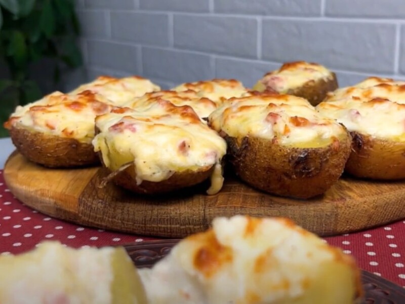 Воспользуйтесь этими продуктами – и от запеченного картофеля невозможно будет отказаться. Рецепт