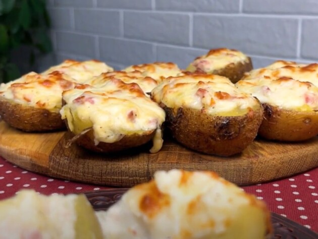 Скористайтеся цими продуктами – і від запеченої картоплі неможливо буде відмовитися. Рецепт