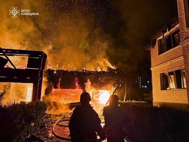 Під Києвом дрон влучив у приватний будинок. Є жертва й поранені. Фото, відео