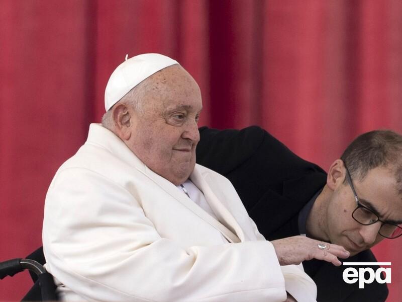 "Прокинувшись, пересів у крісло". У Ватикані повідомили про стан папи римського