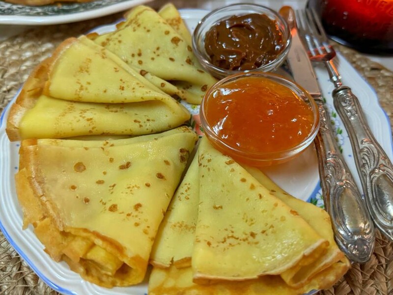 Змішайте борошно, яйця і молоко в цих пропорціях – і млинці вийдуть смачними й тонкими. Рецепт тіста