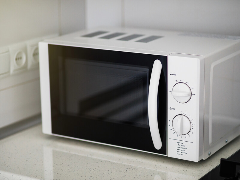 Нанесите этот аптечный препарат на ватный диск – и пожелтевший пластик снова станет белым. Лайфхак