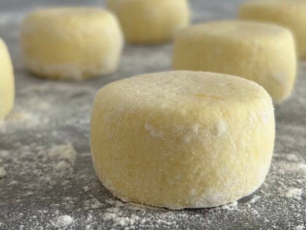 Скористайтеся цими порадами – і сирники будуть ідеальними. Лайфхаки, як приготувати тісто