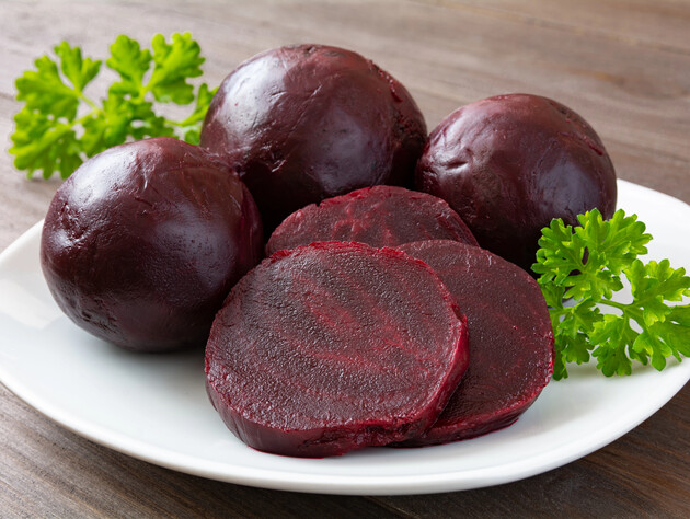 Приготовьте свеклу по этой схеме – и ее не придется варить три часа. Лайфхак с холодной водой