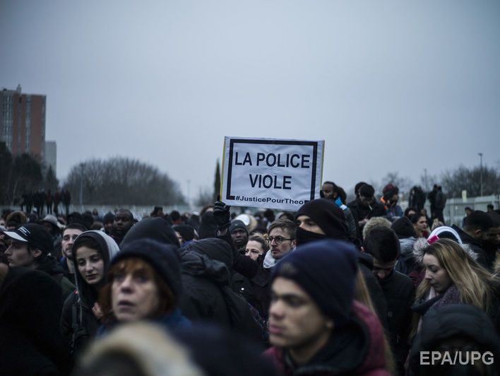 В пригороде Парижа вспыхнули протесты против насилия со стороны полиции. Видео