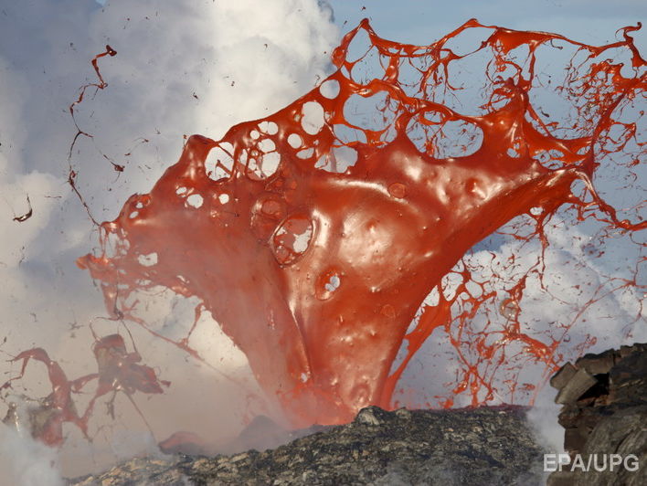 На Гавайях лава из кратера вулкана Килауэа мощным потоком вытекает в океан. Видео