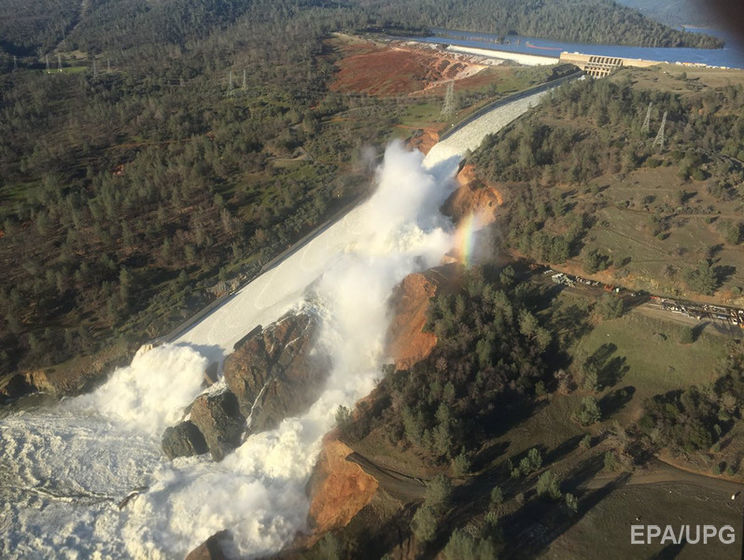 В Калифорнии объявили срочную эвакуацию из-за угрозы прорыва самой большой в стране плотины