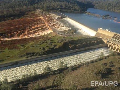 Угроза прорыва плотины в США. В Калифорнии свои дома вынуждены покинуть около 130 тысяч человек