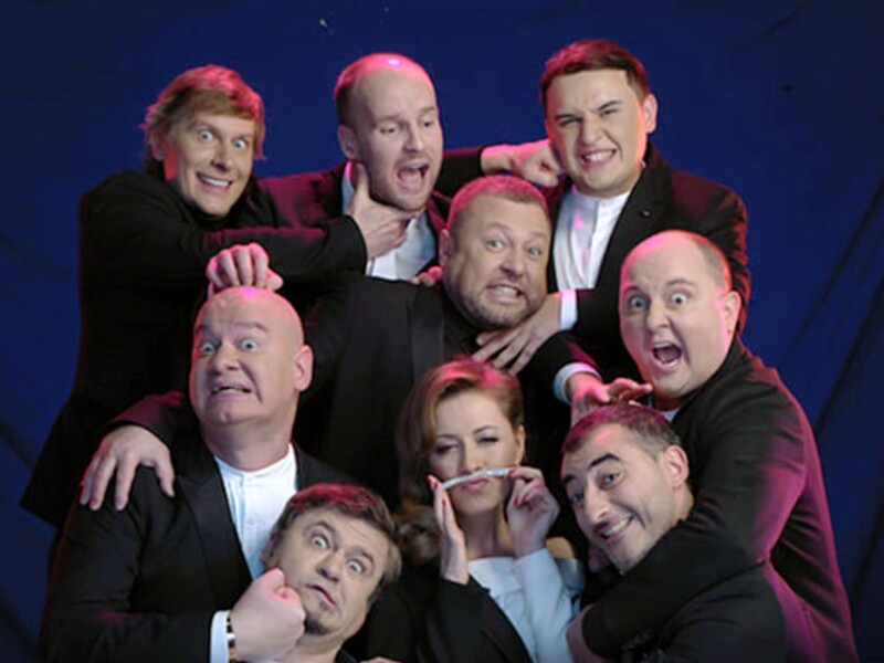 Черный рояль с надписью 