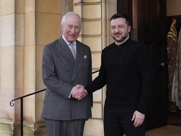 Зеленський з'явився на зустрічі із Чарльзом ІІІ у чорних толстовці й штанах