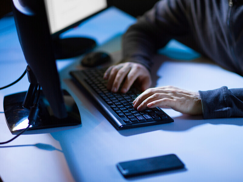 СМИ пишут, что США приостановили кибероперации против РФ. В МИД Франции заявили, что им "немного трудно понять"