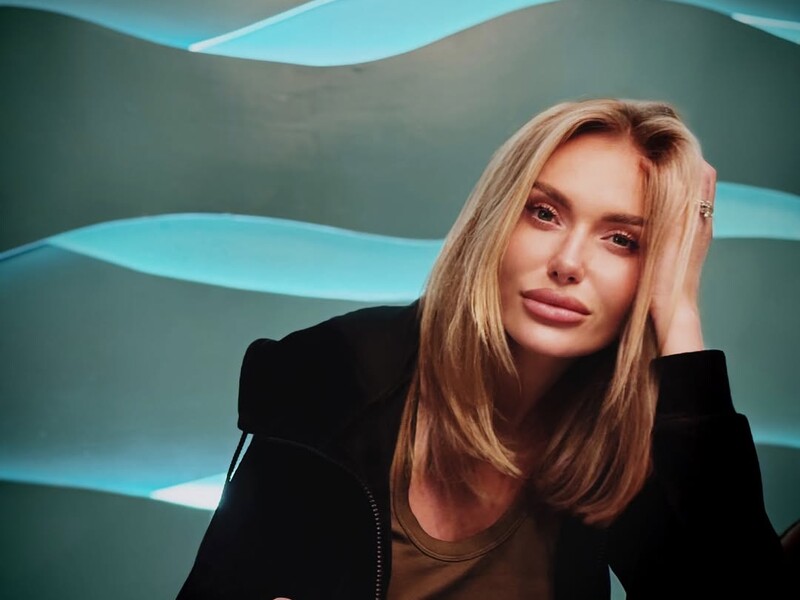 Із келихом за столом. Опубліковані свіжі фото Камінської, яка покинула Україну