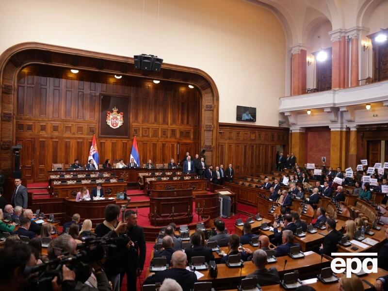 В парламенте Сербии произошли потасовки с использованием дымовых шашек. Есть пострадавшие депутаты. Видео