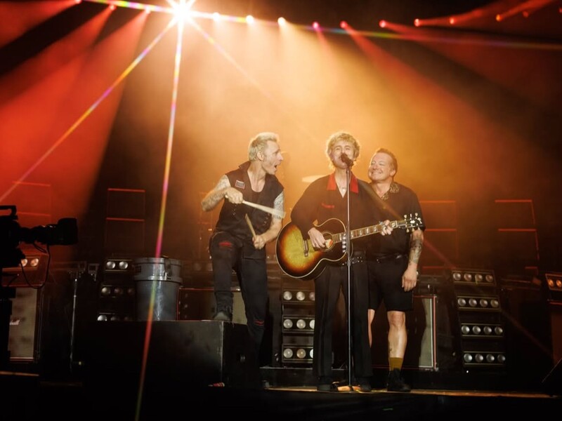 Фронтмен рок-гурту Green Day під овації глядачів закликав Трампа й Маска 