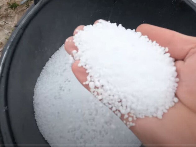 Разбросайте это весной под яблони – и будет щедрый урожай. Садовод рассказал о первой подкормке