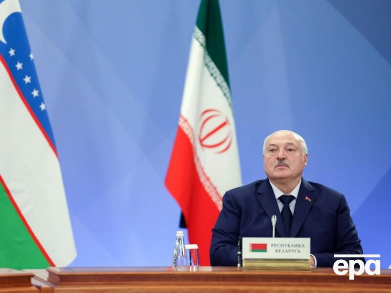 "Не надо наклонять Зеленского, каким бы он ни был". Лукашенко предложил Украине, РФ и США "спокойно договориться" в Минске