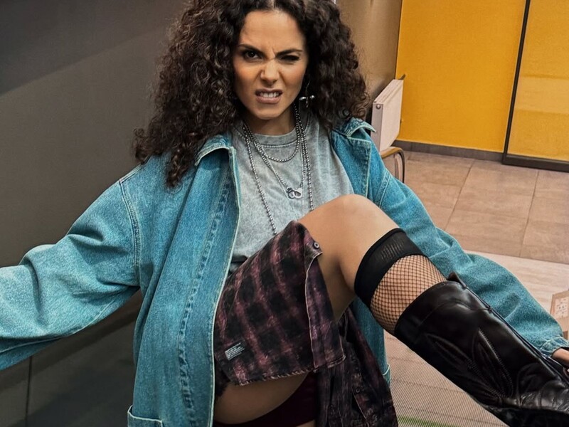 Каменских снялась в весенней фотосессии в мини-шортах