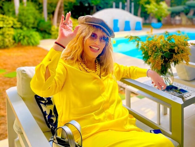 75-річна Пугачова показала святковий образ із квіткою на голові