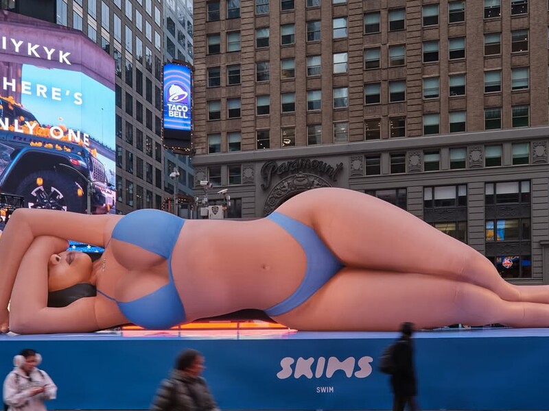 Гігантська надувна Кардаш'ян в бікіні на Таймс-сквер обурила американців