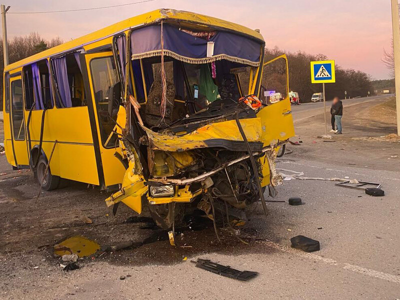 Во Львовской области столкнулись автобус и фура, много раненых