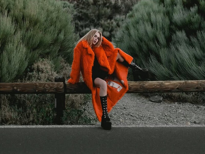 Камінська знялася на тлі згаслого вулкана